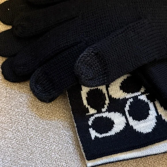 Coach Black and White Signature Scarf, hat, & mittens set NWOT - Picture 2 of 4